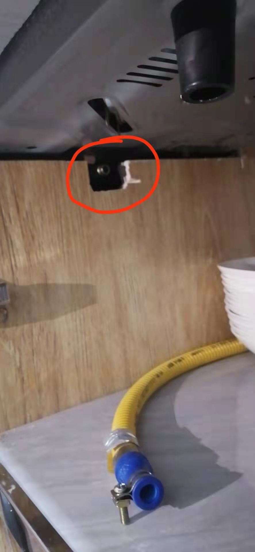 危險！櫥(chú)櫃雜物太(tai)多導緻金(jīn)屬軟管擠(jǐ)壓脫落，自(zi)閉閥救了(le)一命！